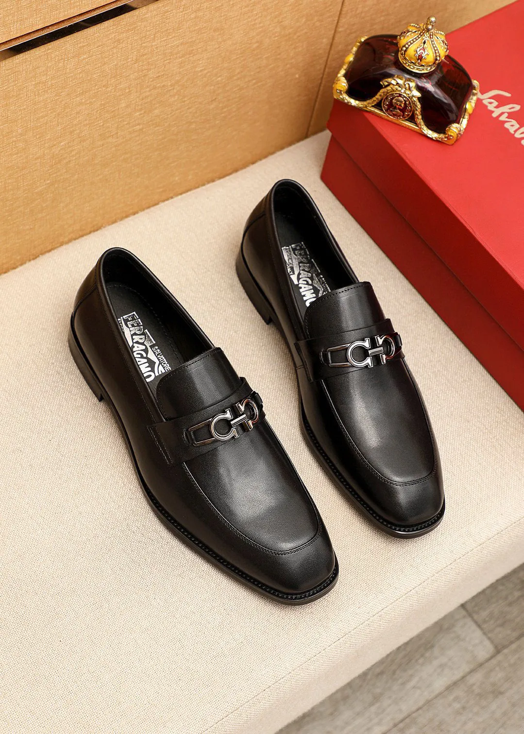 Men's shoes💰460💰 Product trademark: Ferragamo "Ferragamo" casual leather shoes Regular size: 38-44 (45🉑️customized) Product materials: Selected imported first-layer calfskin upper + luxury hardware buckle, imported water-dyed cow leather lining. Strong three-dimensional visual effect, original outsole color: 1⃣️color optional